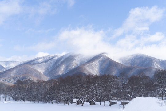 朝の雪山、日本の原風景