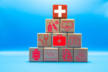 Concepto de seguro de salud, organizando el apilamiento de bloques de madera con icono médico de atención médica. - obrazy, fototapety, plakaty