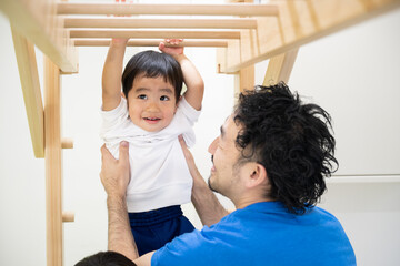 スポーツクラブや保育園でうんていをする子供