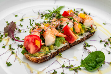 Bruschetta with shrimps, tomatoes and gluacomoli sauce