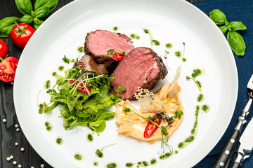 Veal medallion with salad and hummus hummus