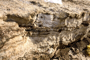 Estratos de tierra y sal en el Mar Muerto, Jordania