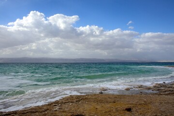 Orilla del Mar Muerto, Jordania en un día nublado