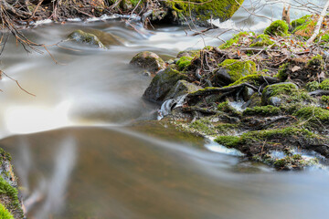 Obraz premium Beautiful stream in the forest in winter