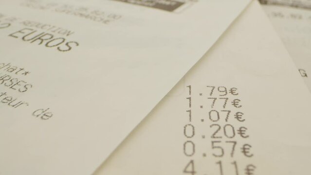 lecture d'un ticket de caisse de supermarch&eacute; en fran&ccedil;ais avec les prix en euros
