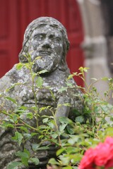 Christliche Figur im Garten der Basilika Notre-Dame in Le folgoet