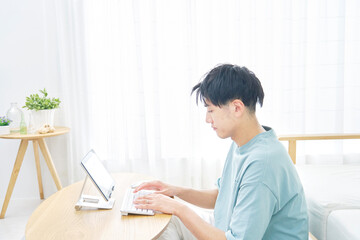 Fototapeta premium 家でタブレットを使う男性