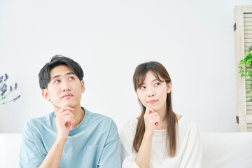 家で考えるカップル