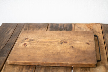 木の机と白い壁と木のまな板