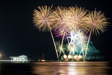 Fuochi d'artificio sul mare a Senigallia, Marche.