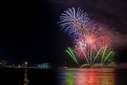 Fuochi d'artificio sul mare a Senigallia, Marche.