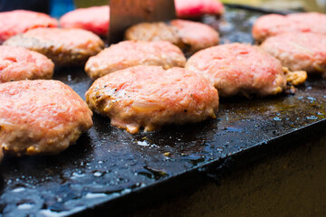 ハンバーガーのパティを焼く