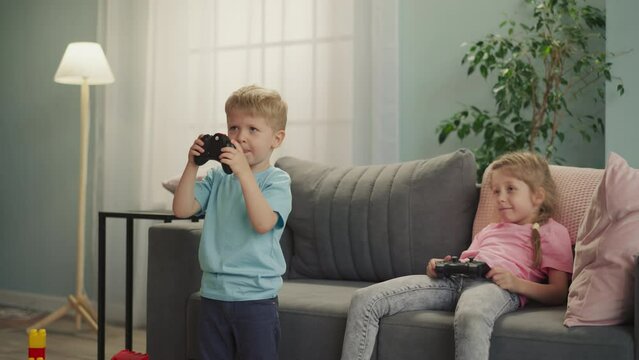 Toddler and preschooler play difficult game with consoles
