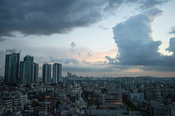 서울의 오후 하늘과 도시 풍경