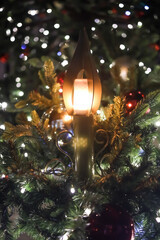 Zimowe symbole Bożego Narodzenia, choinka , bąbki , ozdoby.