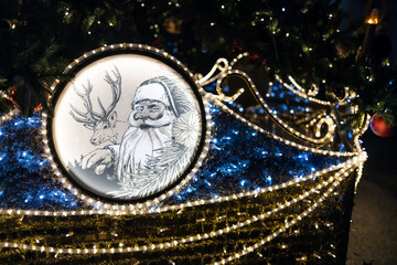 Zimowe symbole Bożego Narodzenia, choinka , bąbki , ozdoby.