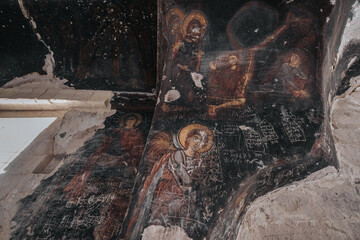 Obraz premium A cave church in Cappadocia with inscriptions on the walls, frescoes from the beginning of Christianity.