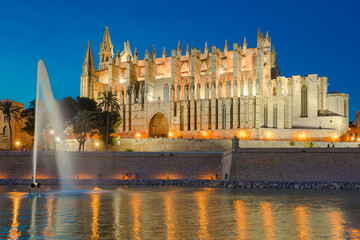 Fototapeta na wymiar La Seu Cathedral illuminated at dusk - Palma de Mallorca I 6016