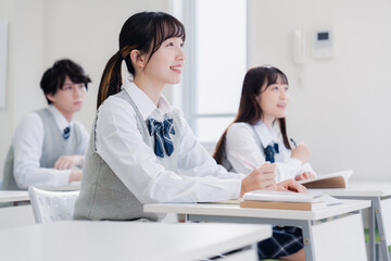 教室で楽しく授業を受ける高校生