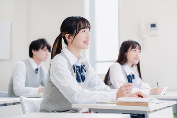 Obraz premium 教室で楽しく授業を受ける高校生