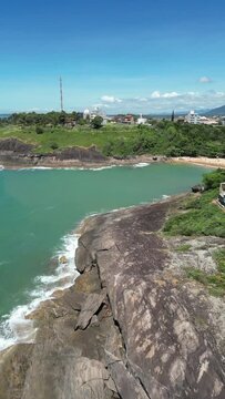 Imagem aérea da região da Enseada Azul em Nuva Guarapari. Vista de drone das praias de Bacutia, Peracanga e Praia dos Padres, no litoral do Espírito Santo, Brasil.