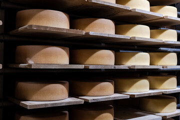 Fototapeta na wymiar Qualitätskäse im Lager der Käserei