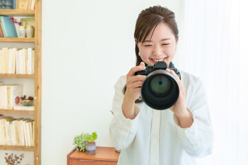 カメラを持つ笑顔の女性