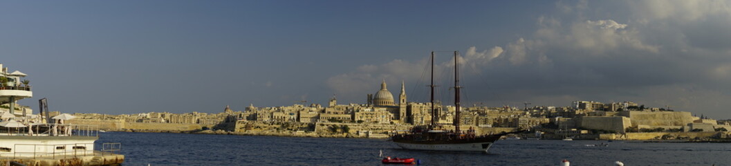 Fototapeta na wymiar valletta cityscape panorama, malta