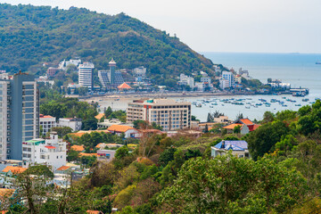 Obraz premium Morning in Vung Tau seen from above, with the most beautiful sea waves, coastline, streets, buidling, coconut trees and Tao Phung mountain in Vietnam. Travel concept.