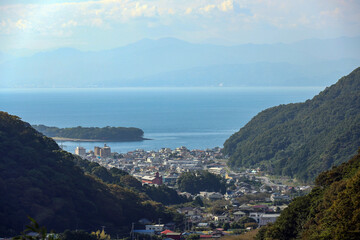 山の上から見下ろす山間に開かれた伊豆半島の戸田漁港の街並み