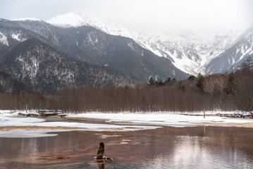 冬の上高地　大正池と穂高連峰