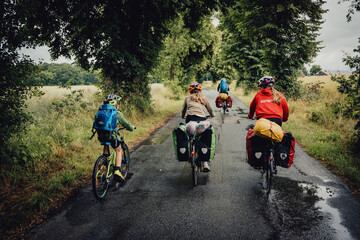 Familie auf einer Fahrradtour durch Niedersachsen in den Sommerferien, Deutschland - obrazy, fototapety, plakaty