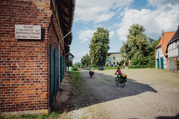 Bikepacking-Abenteuer - Mädchen und seine Mutter fahren mit ihrem Rad auf ein altes Rittergutes in...
