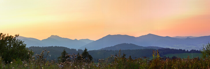 Obraz premium panorama evening landscape with mountains and pink sunset sky