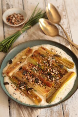 poireaux sauce yaourt et graines