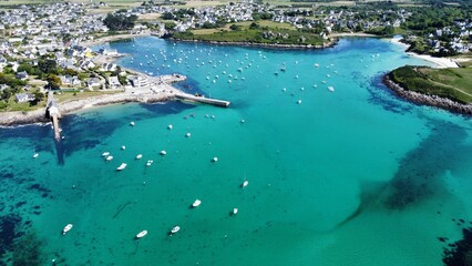 Magnifique vue aérienne du port de Portsall avec son eau bleue turquoise - Finistère