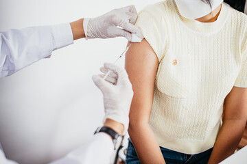 Obraz premium Doctor in medical gloves giving of flu patients