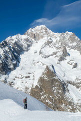 Fototapeta na wymiar Lonely skier in front of the peak of Mont Blanc (Monte Bianco).