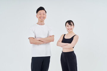 スポーツウェアを着た男女