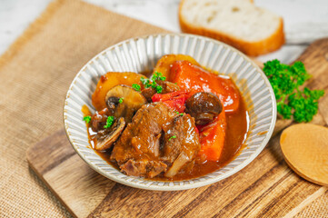 煮込んだスネ肉カレー
