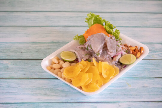 Ceviche de pescado con chifles.