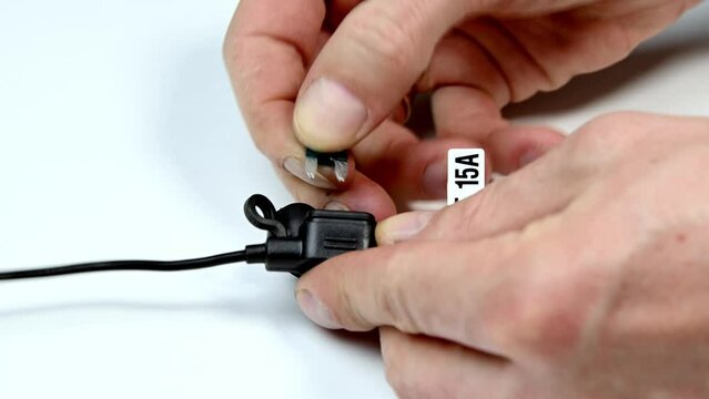 Replacing the fuse on the power cord