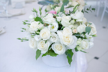 Obraz na płótnie Canvas bouquet of white roses on the wedding table