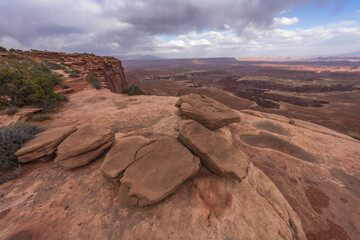 Fototapeta premium hiking the grand view point trail in the island in the sky in canyonlands national park, usa