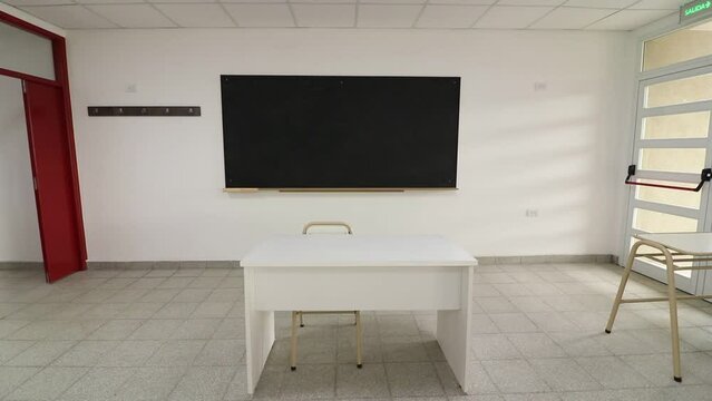 Aula nueva con salida de emergencia y aire acondicionado de escuela rural p&uacute;blica en Buenos Aires, Argentina