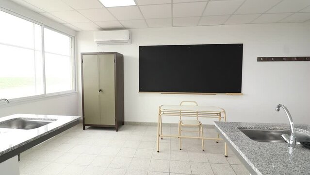Aula nueva con salida de emergencia y aire acondicionado de escuela rural p&uacute;blica en Buenos Aires, Argentina