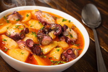 Pulpo guisado con patatas