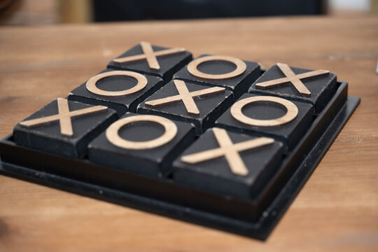jeu en bois d&eacute;cor&eacute; en noir type morpions original