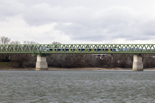 Ein Zug überquert die Brücke über der Donau im Budapest