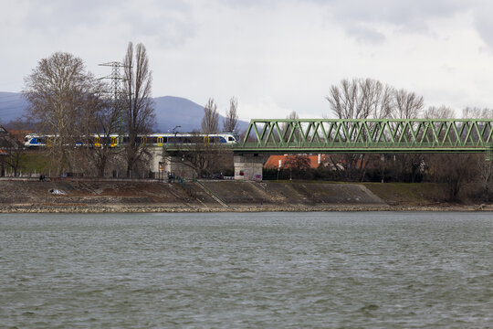 Zug fährt auf eine Brücke auf im Budapest